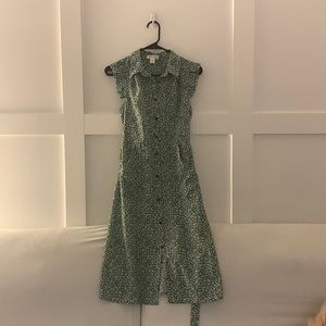 Sleeveless green midi dress